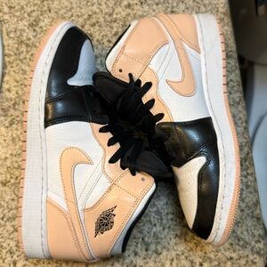 Nike air Jordan 1 size 7
White/ Arctic Orange-Black